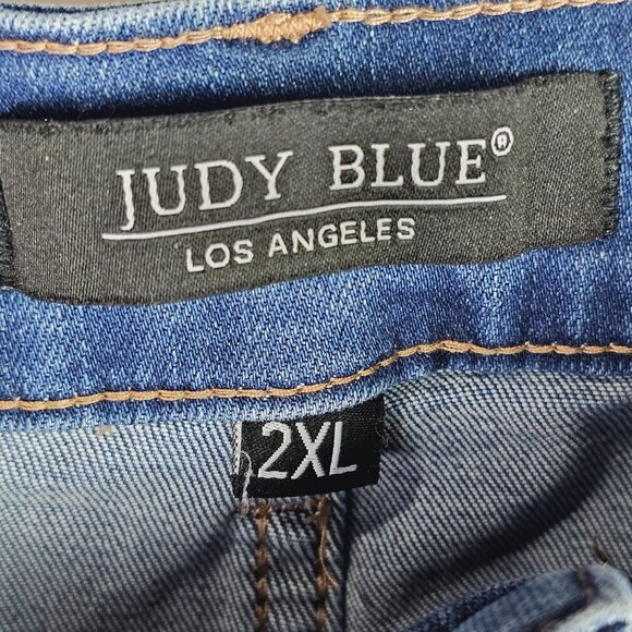 Judy Blue Mid Rise Cuffed Hem Med Wash Denim Shorts JB150038, Plus Size, 2XL - Picture 4 of 8